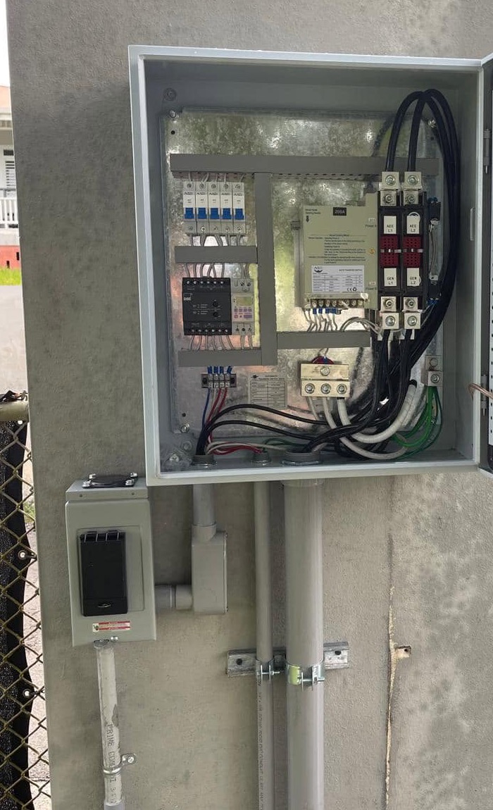 Interior de transferencia automática con contactores, unidad de control y conductores conectados.
